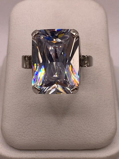 Anillo con Zirconia Facetada en Plata Ley .925, vista de detalle