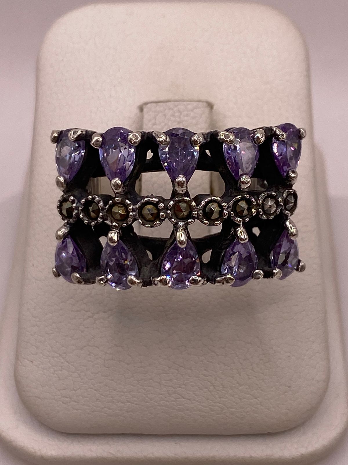 Anillo con Zirconia y Marquesitas en Plata Ley 925 en báscula mostrando peso