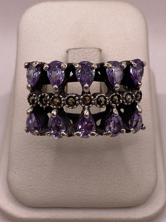 Anillo con Zirconia y Marquesitas en Plata Ley 925 en báscula mostrando peso