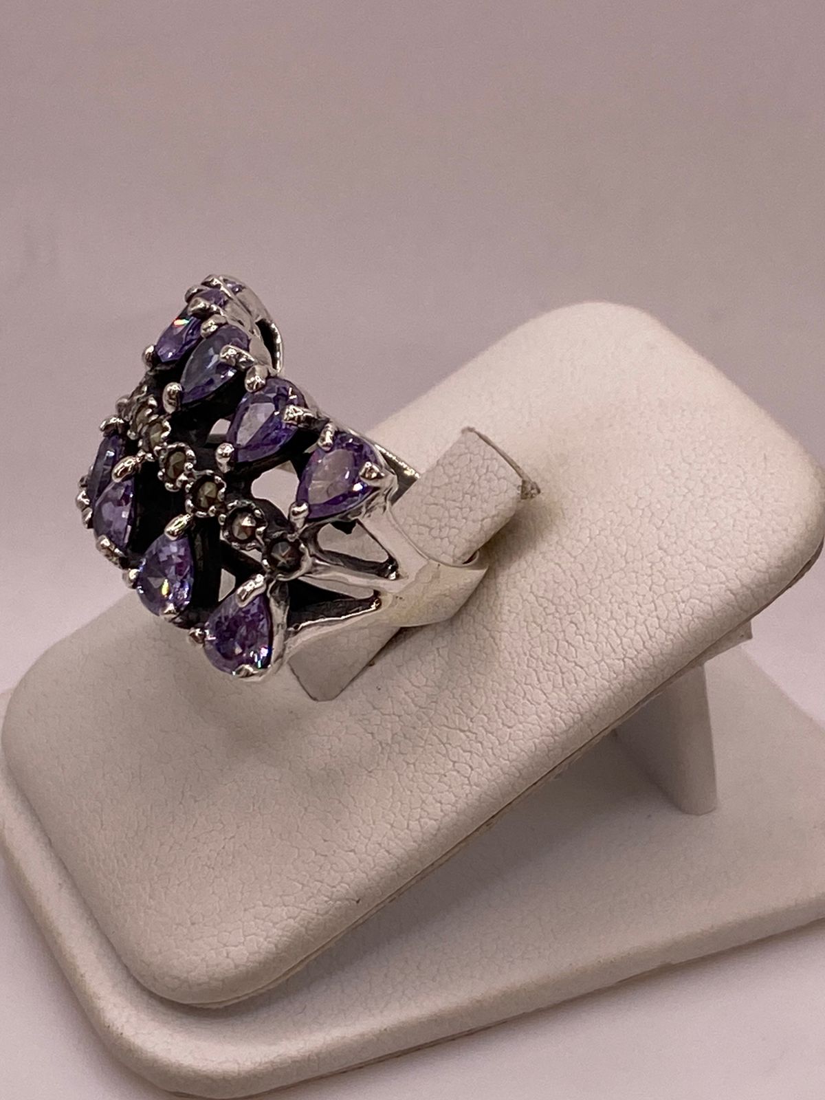 Anillo con Zirconia y Marquesitas en Plata Ley 925, vista lateral