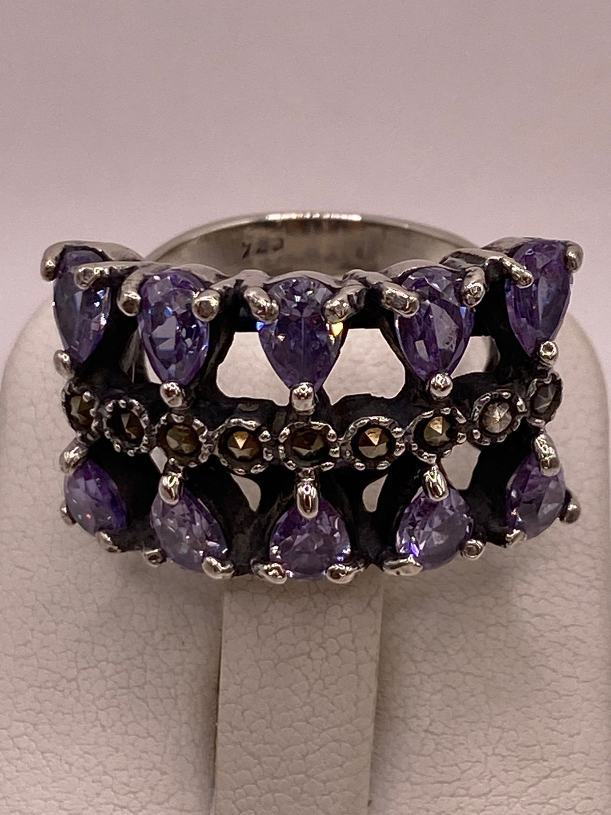 Anillo con Zirconia y Marquesitas en Plata Ley 925, sello de autenticidad Plata Ley .925
