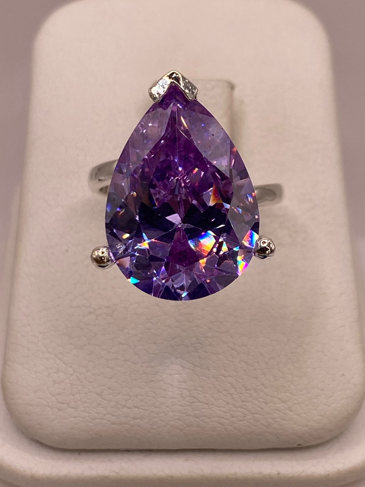 Anillo de Zirconia Púrpura Gigante Plata Ley 925 — ángulo diagonal