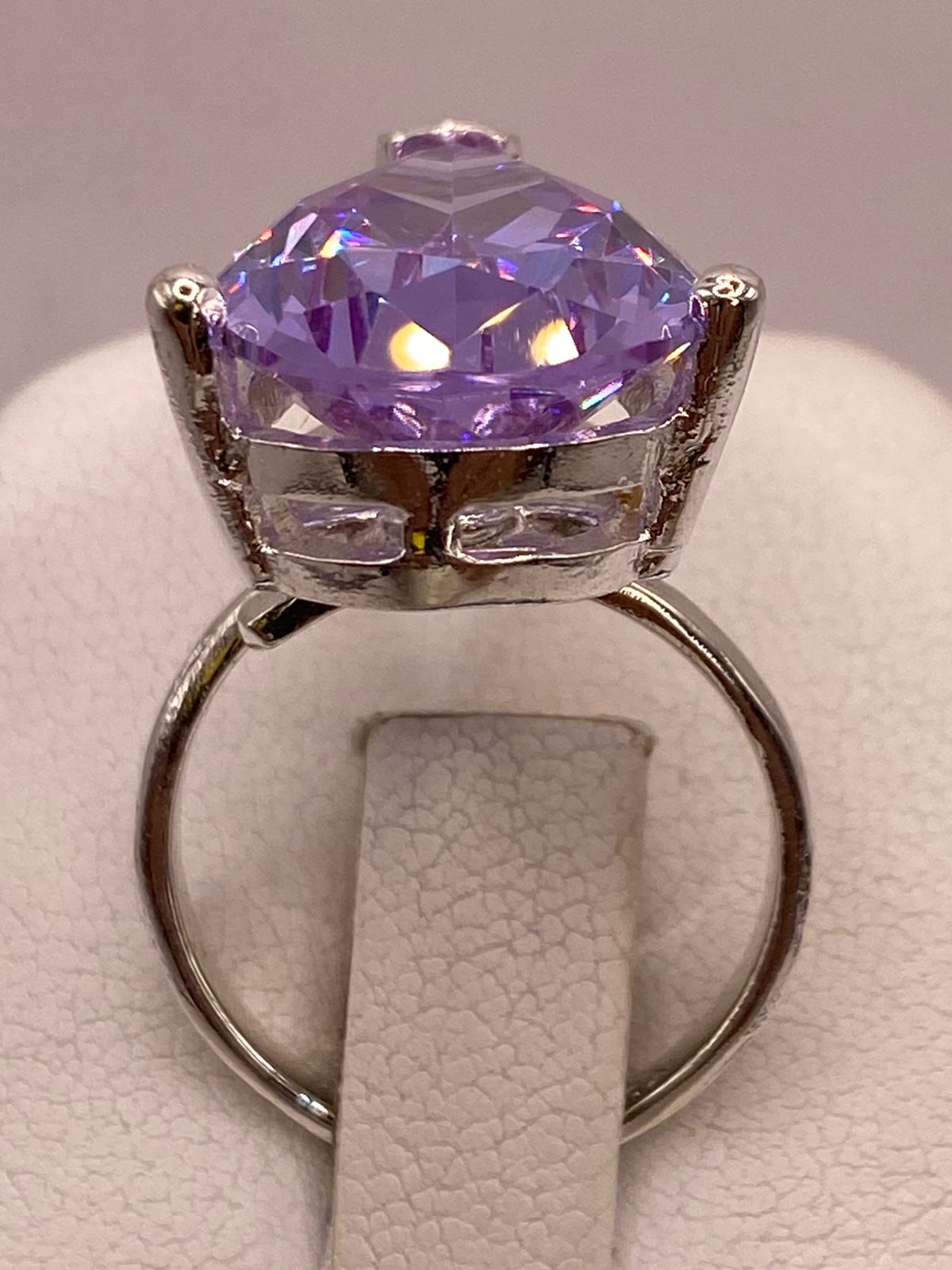 Anillo de Zirconia Púrpura Gigante Plata Ley 925, vista de detalle