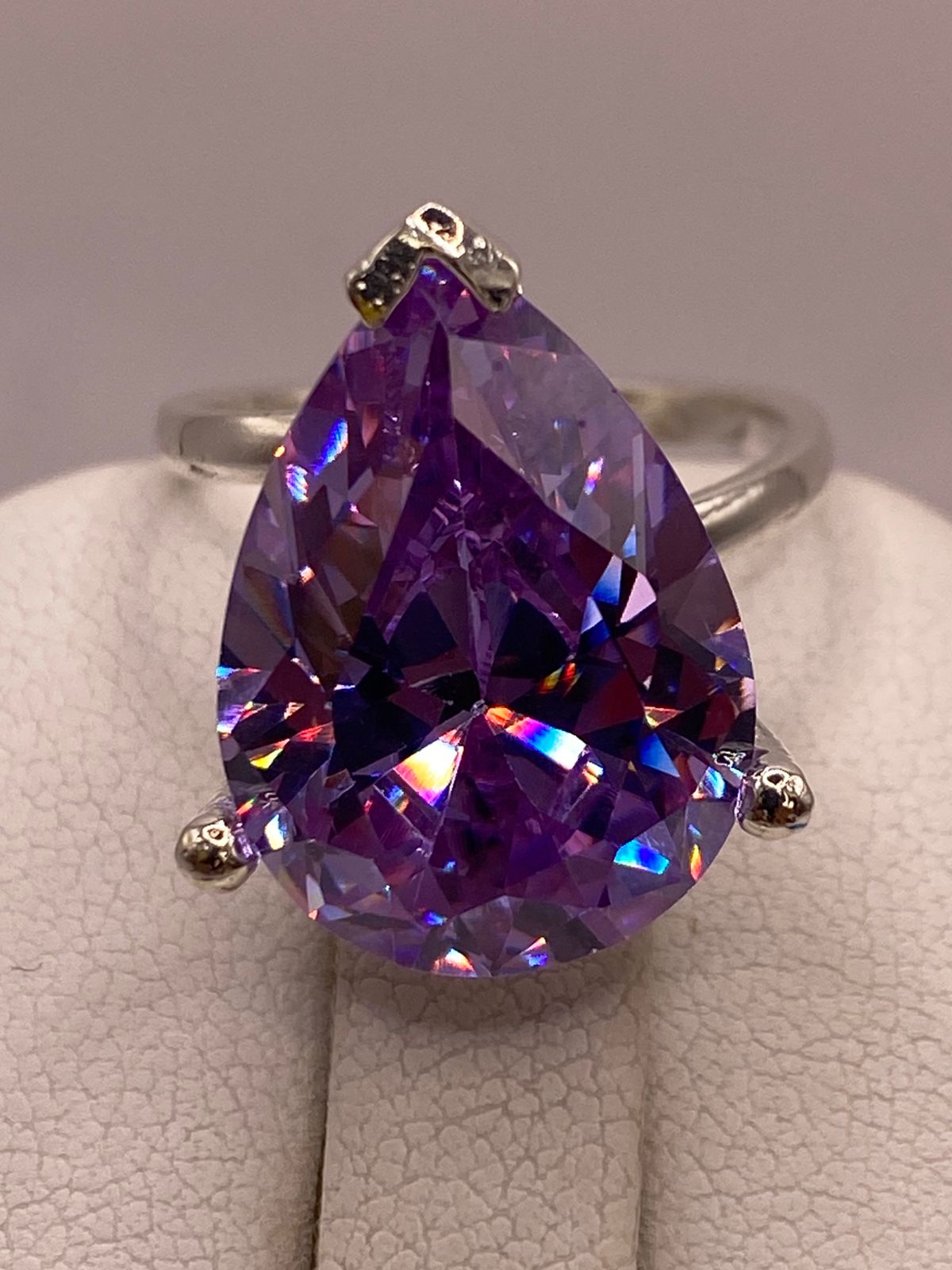 Anillo de Zirconia Púrpura Gigante Plata Ley 925, sello de autenticidad Plata Ley .925