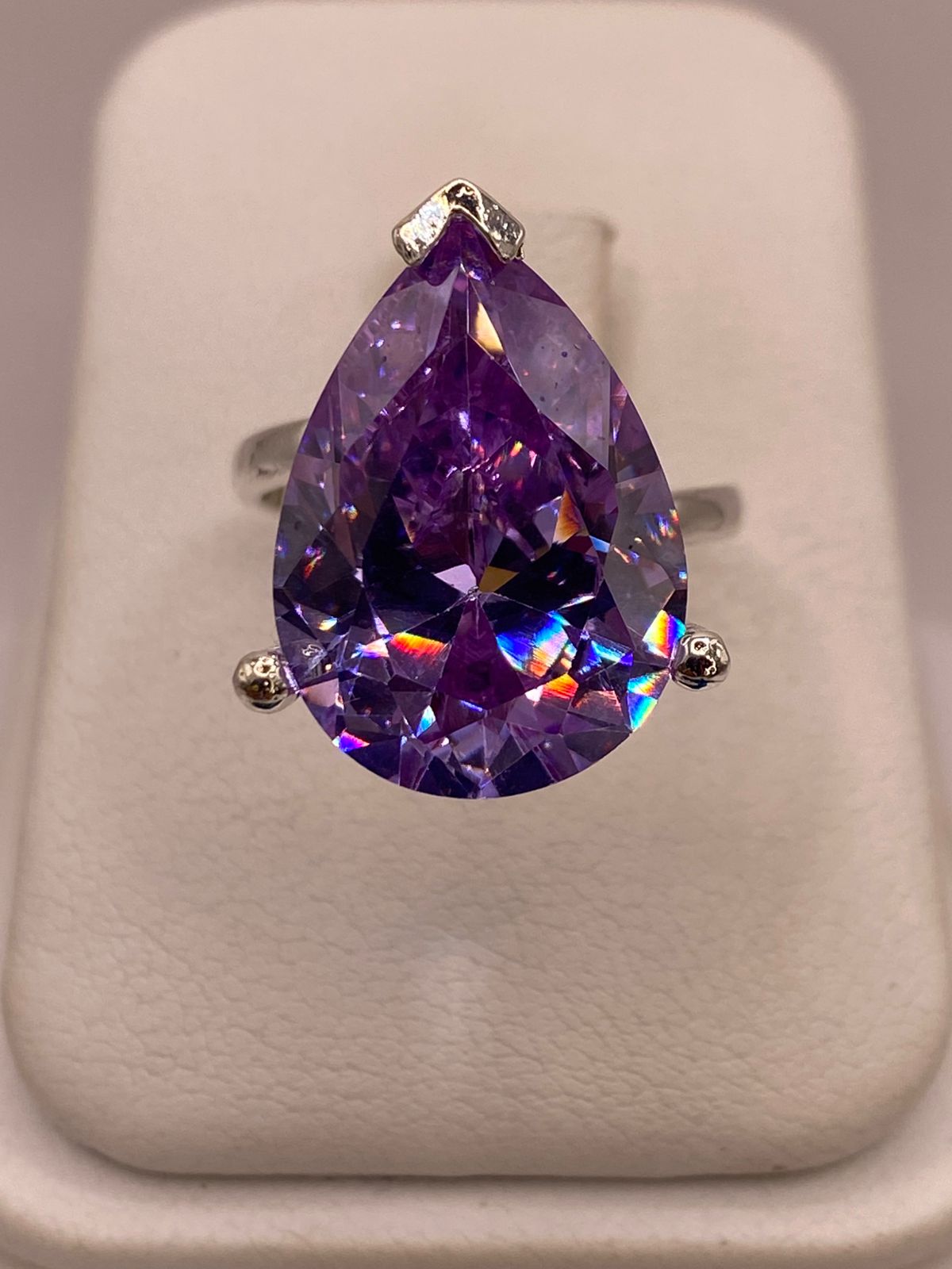 Anillo de Zirconia Púrpura Gigante Plata Ley 925, vista frontal