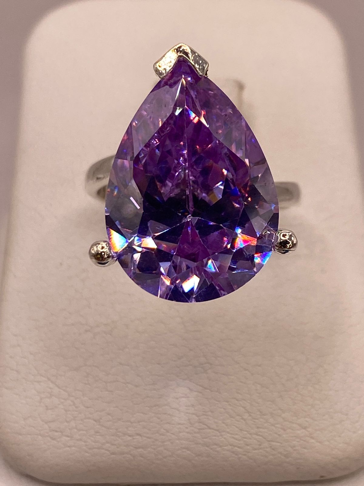 Anillo de Zirconia Púrpura Gigante Plata Ley 925, vista lateral