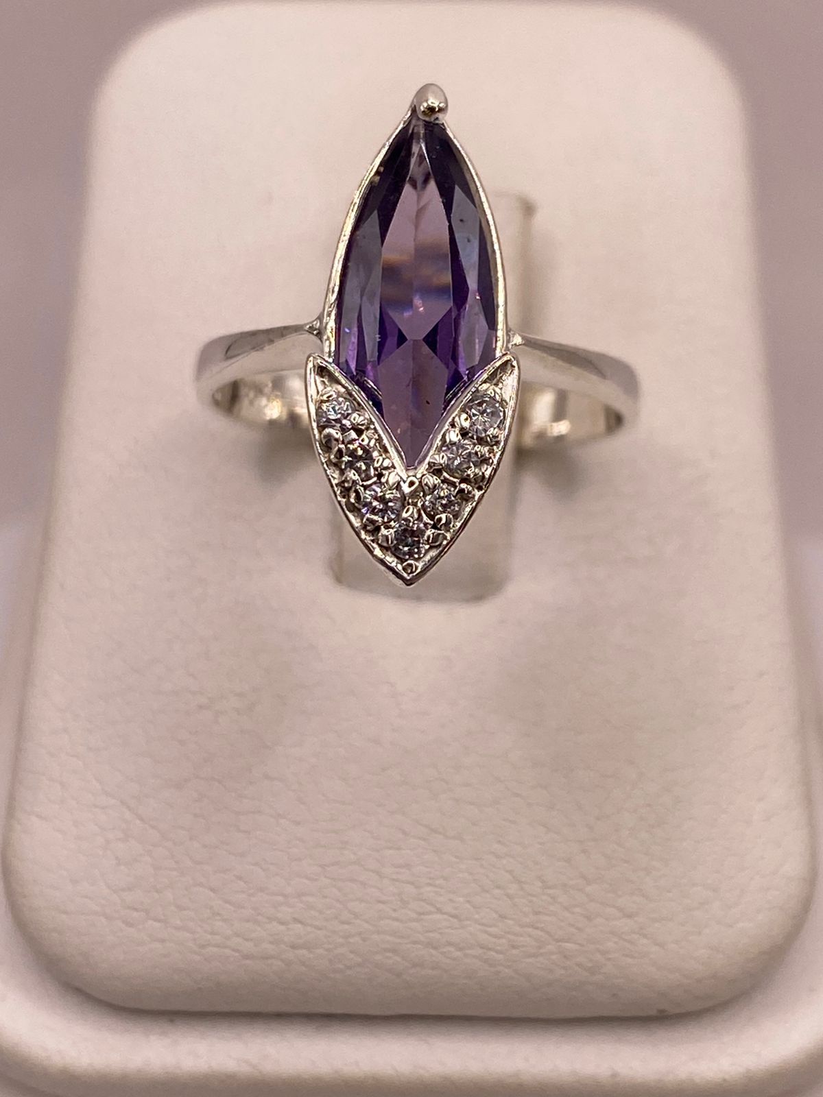 Anillo de Zirconia Púrpura Marquesa Plata Ley 925 en báscula mostrando peso