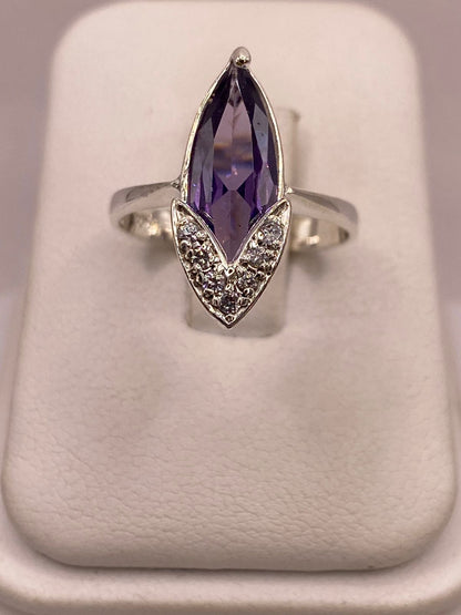 Anillo de Zirconia Púrpura Marquesa Plata Ley 925 en báscula mostrando peso