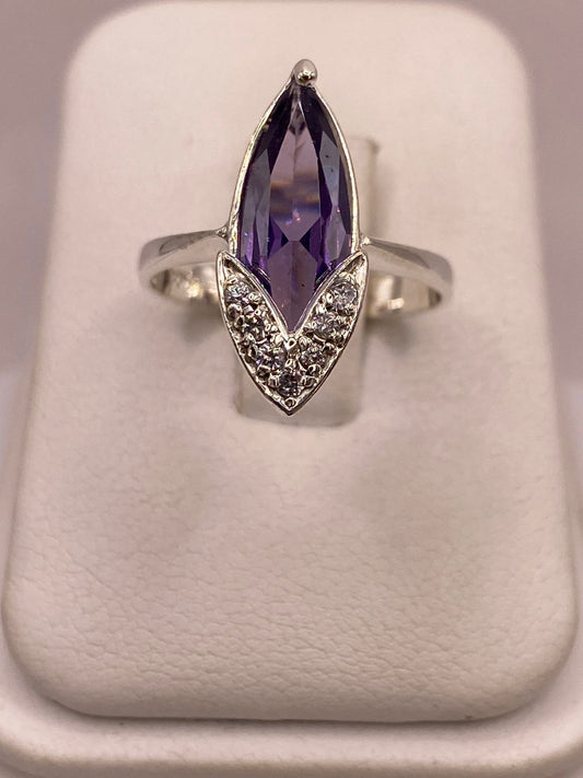 Anillo de Zirconia Púrpura Marquesa Plata Ley 925 en báscula mostrando peso