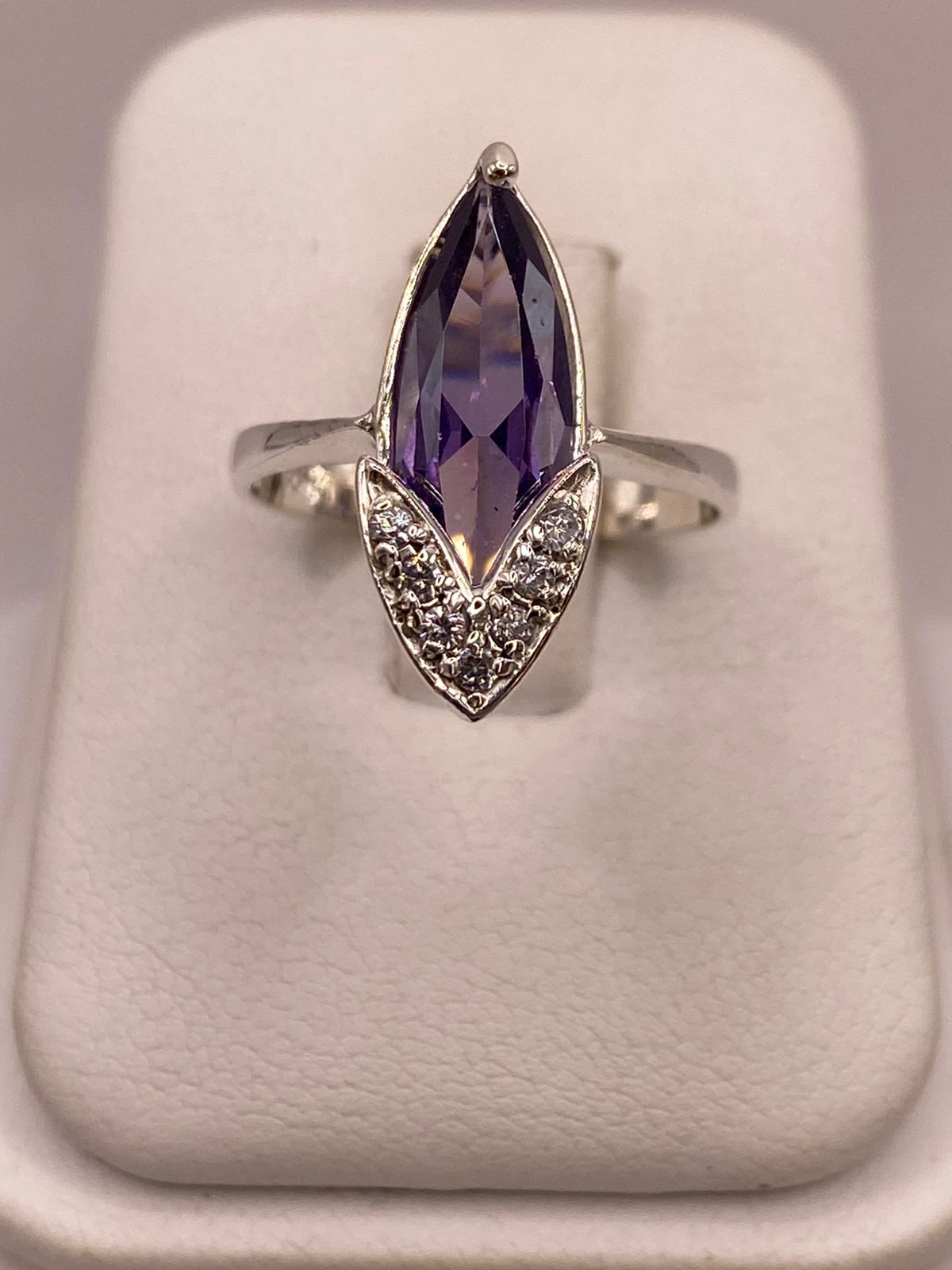 Anillo de Zirconia Púrpura Marquesa Plata Ley 925, vista de detalle