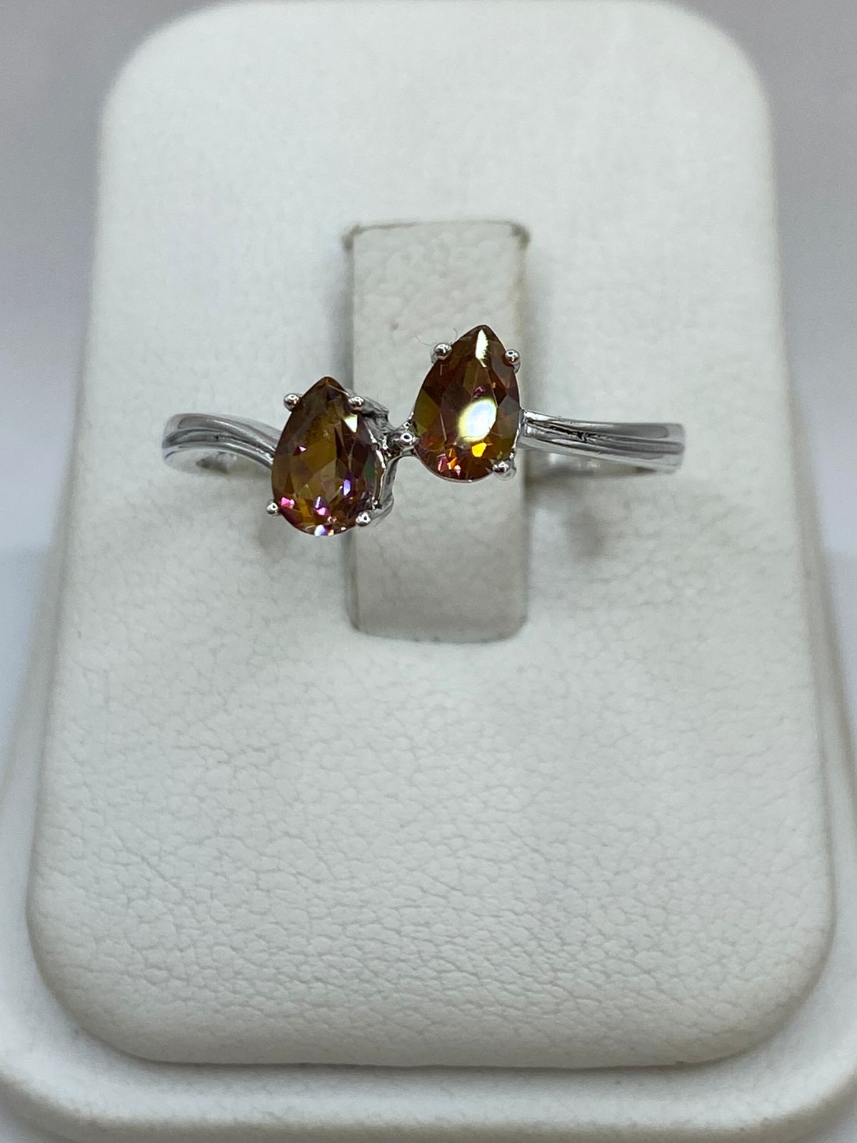 Anillo con Zirconias Color Ámbar en Plata 925 — detalle de acabado