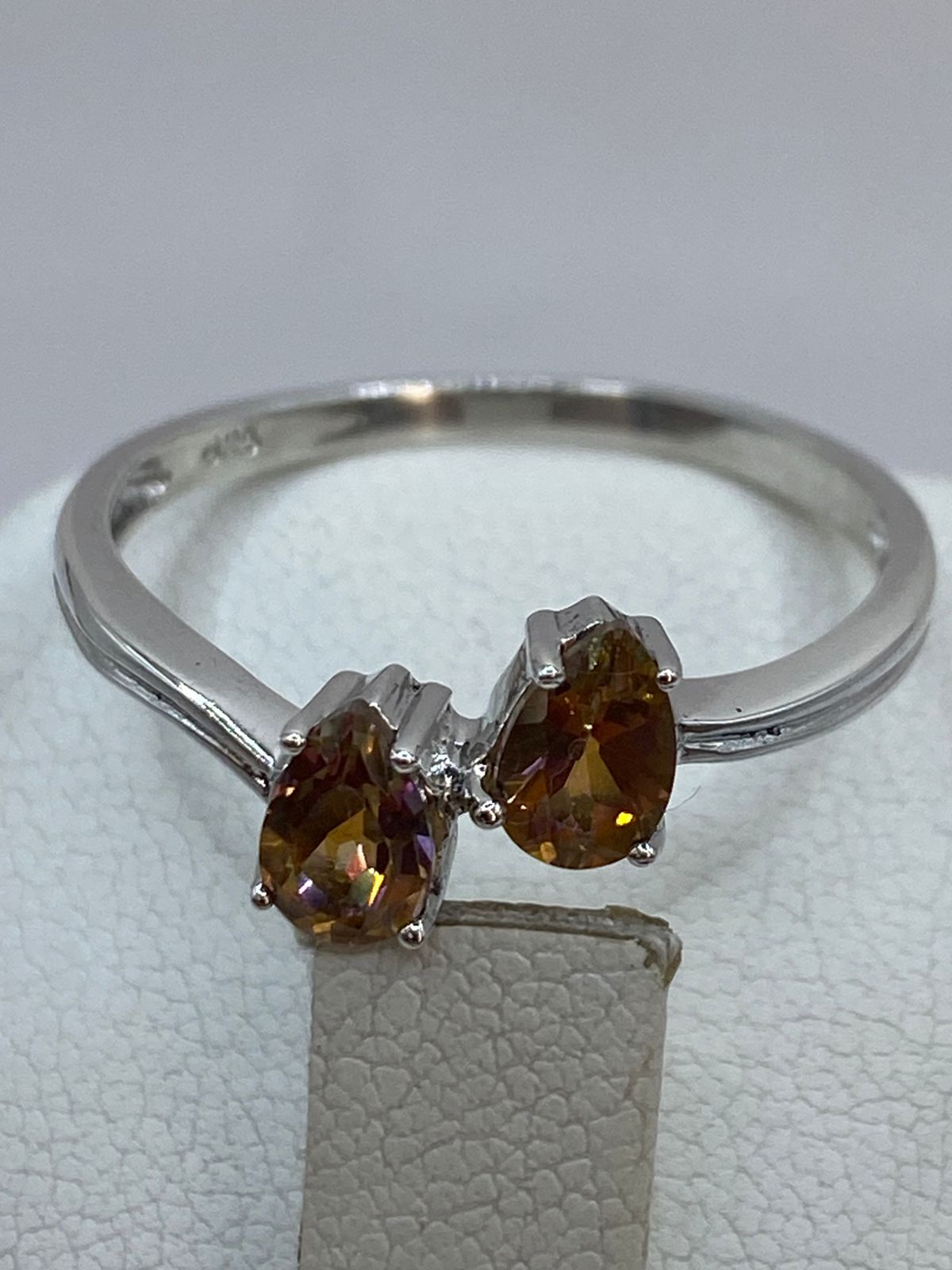 Anillo con Zirconias Color Ámbar en Plata 925, sello de autenticidad Plata Ley .925