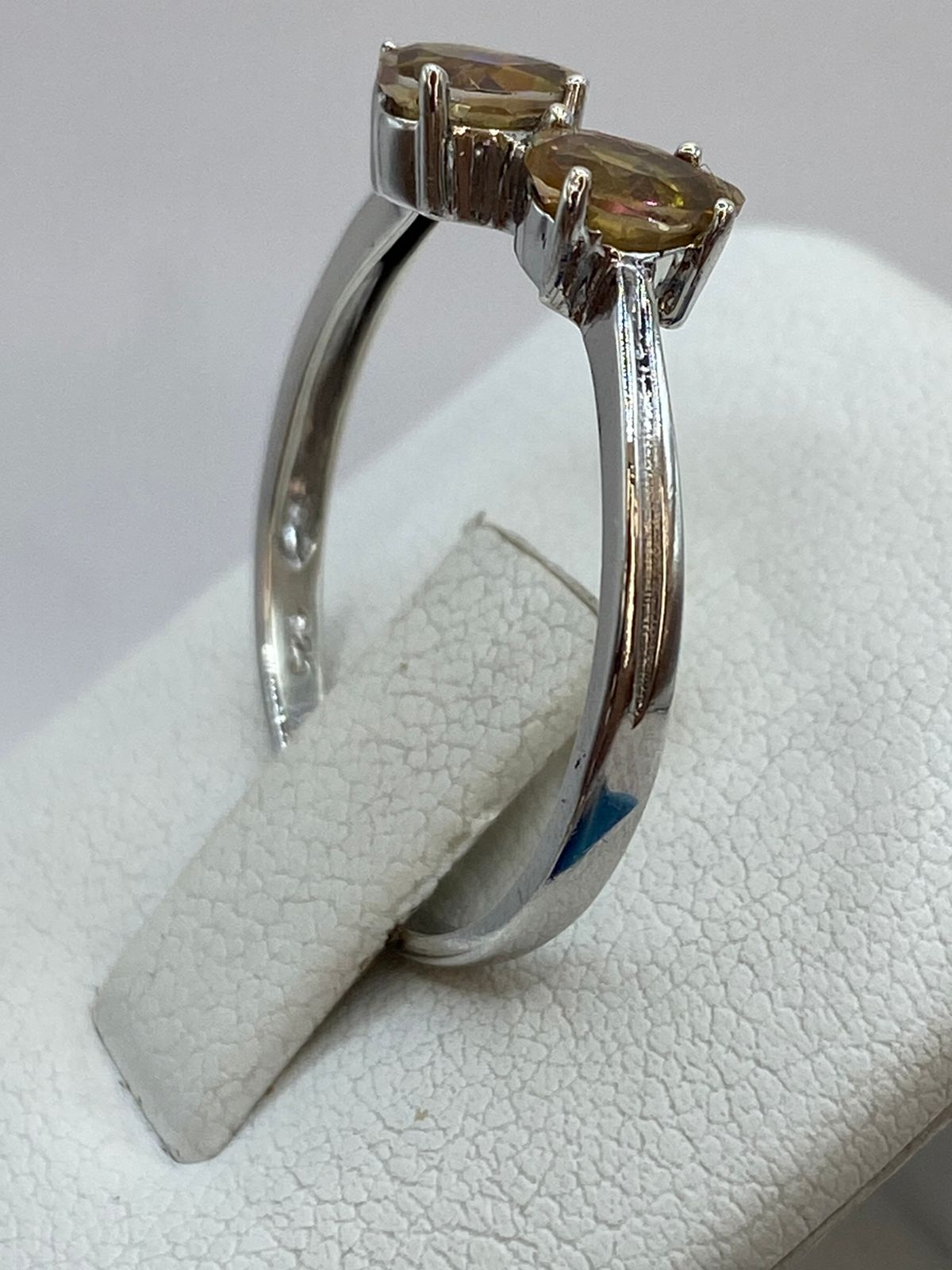 Anillo con Zirconias Color Ámbar en Plata 925, vista lateral