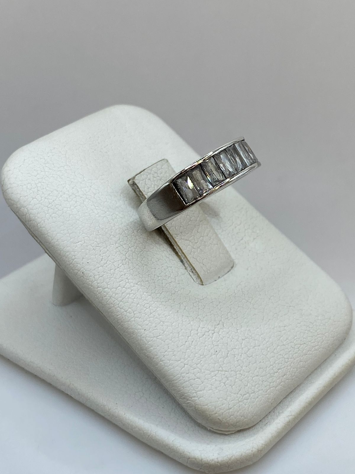 Anillo con Zirconias en Plata 925, vista lateral