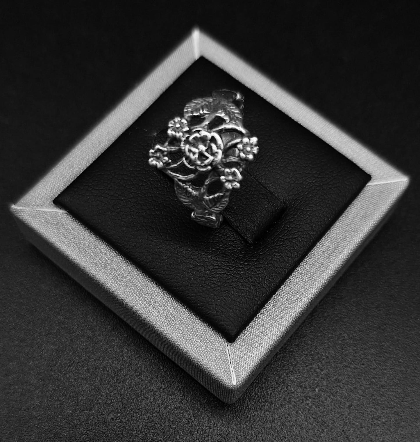 Sello de ley en el interior del anillo flores en plata ley 925