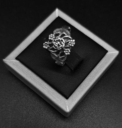 Sello de ley en el interior del anillo flores en plata ley 925