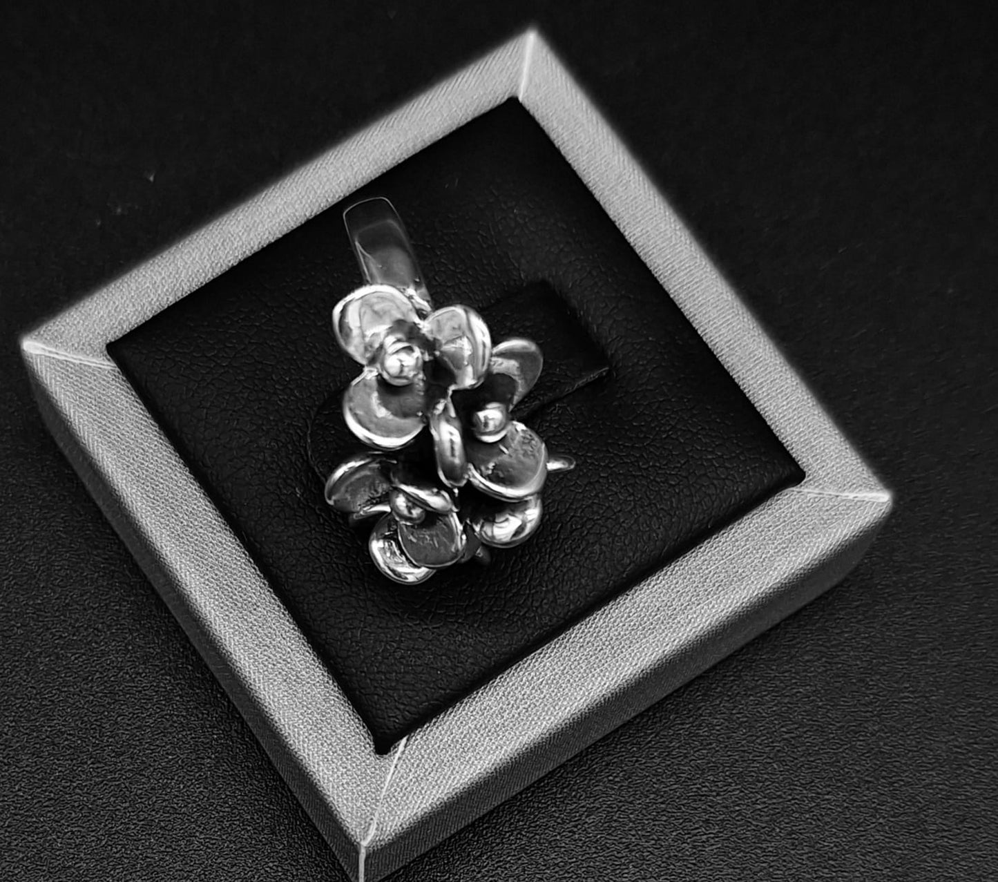 Sello de ley en el interior del anillo flores en plata ley 925