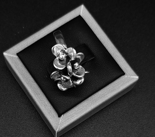 Sello de ley en el interior del anillo flores en plata ley 925