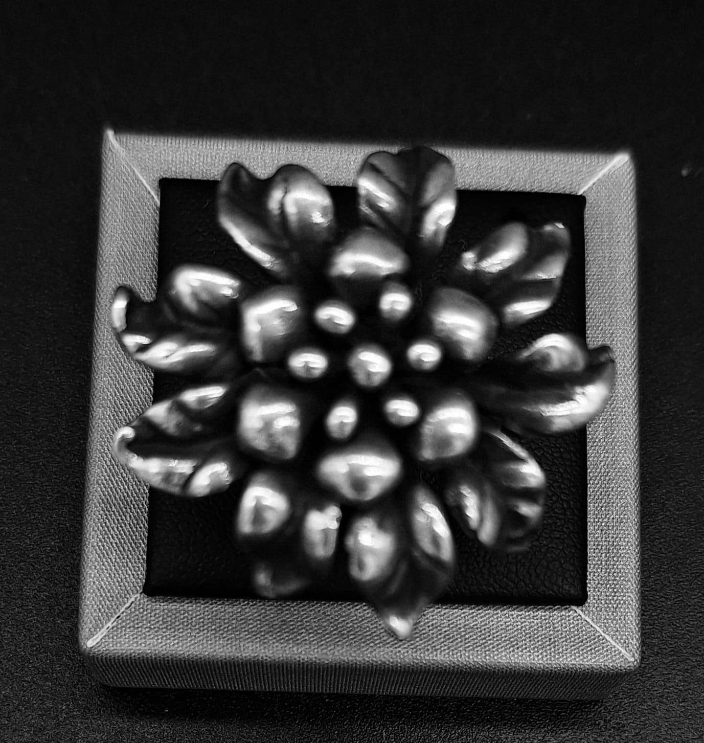 Sello de ley en el interior del anillo flor en plata ley 925