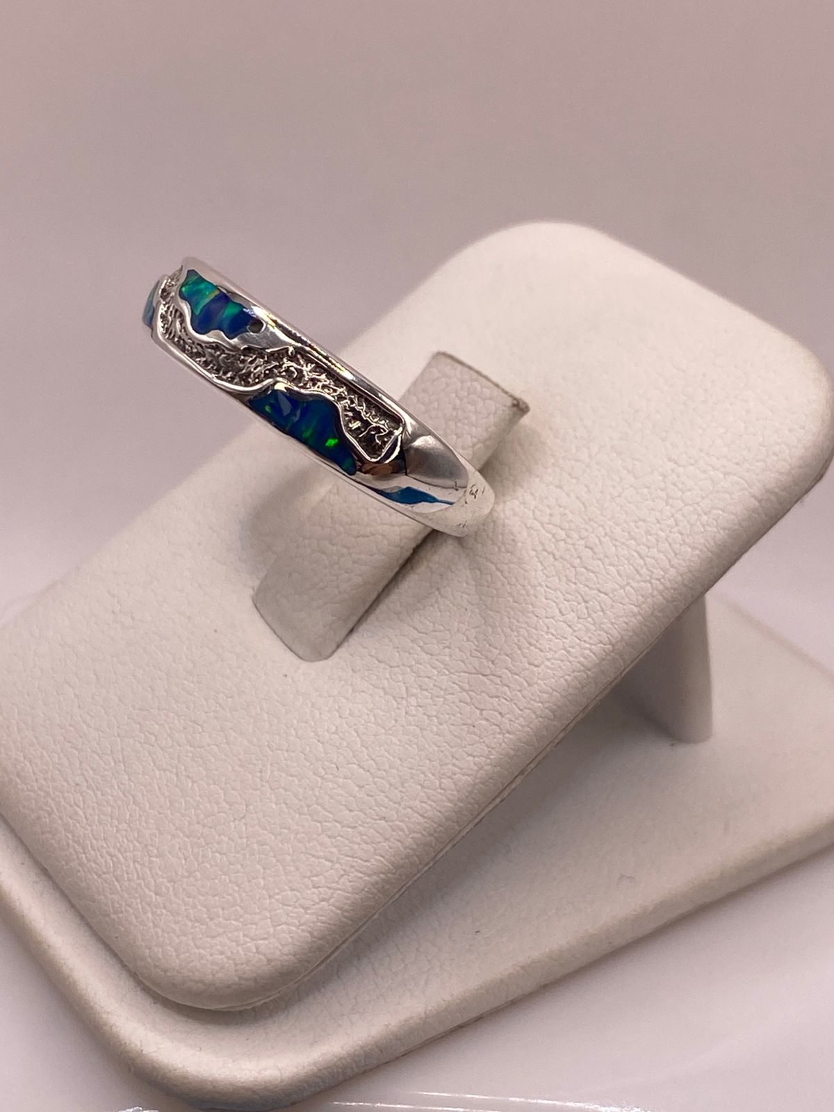 Argolla Ópalo de Fuego Azul-verde Ondas Artesanales Plata 950, vista lateral