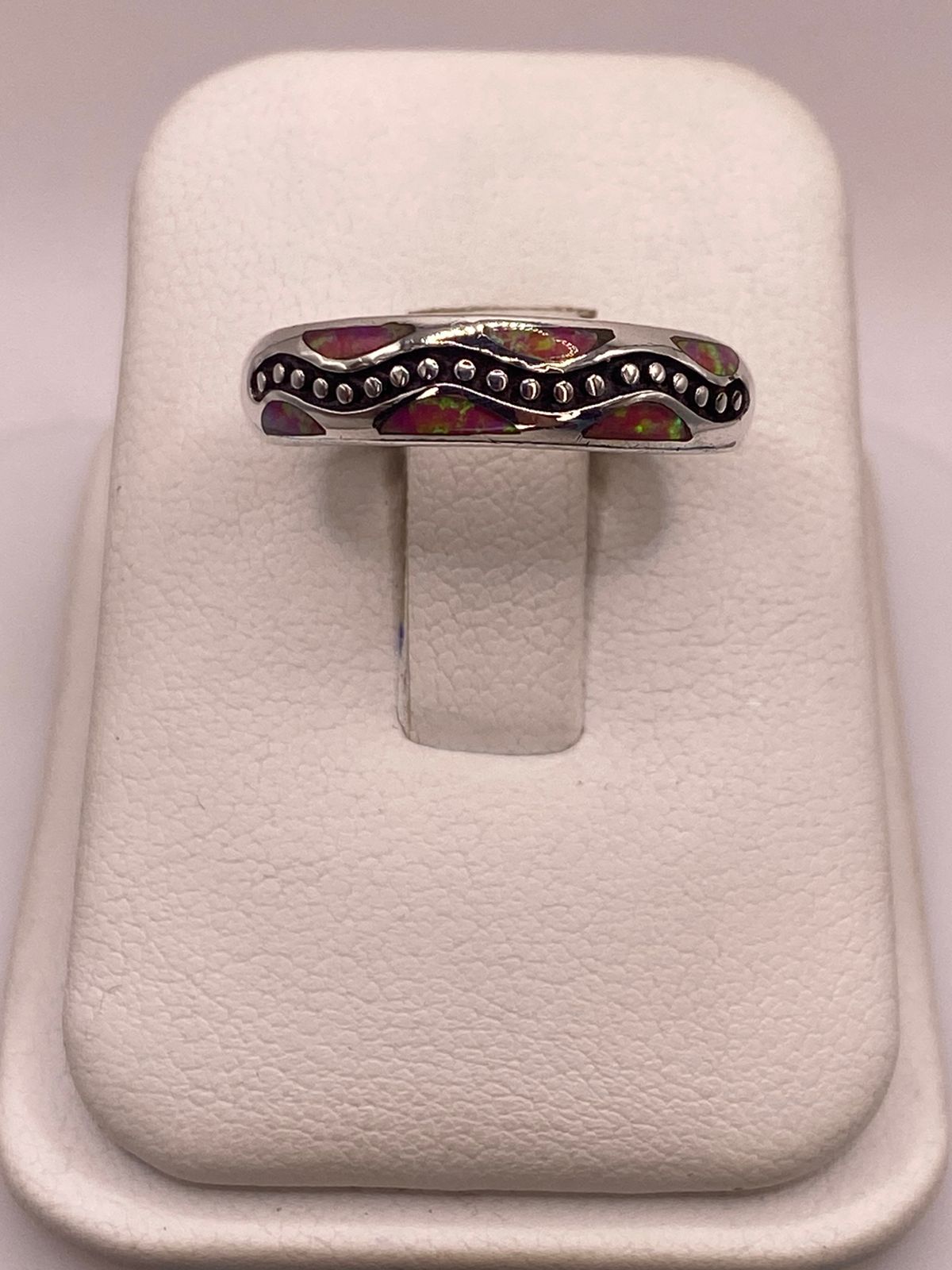 Argolla Ópalo de Fuego Rosa-fucsia Ondas & Puntos Plata 950, vista de detalle