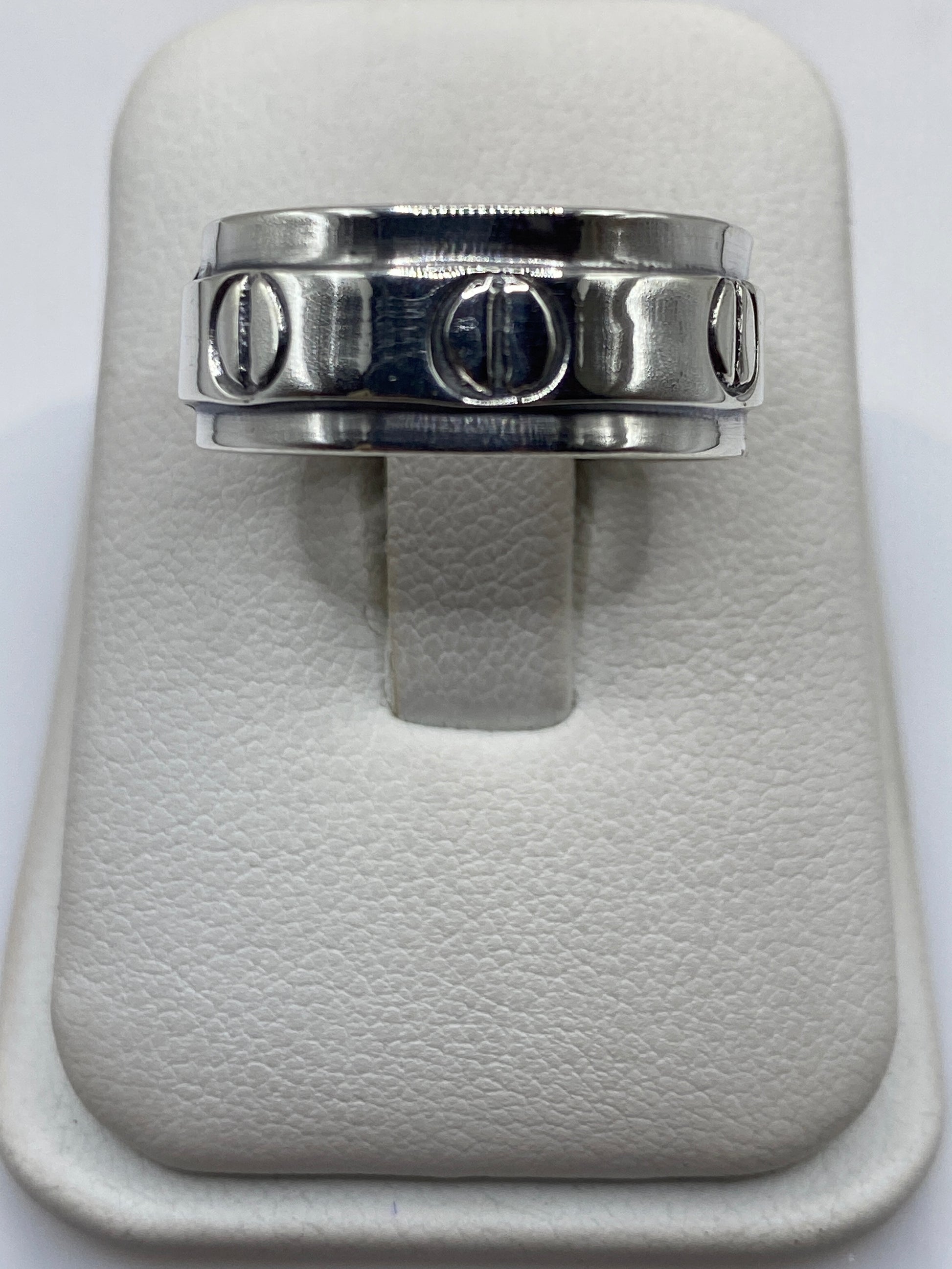 Anillo de plata .925 con sello ovalado grabado en la banda, vista frontal directa
