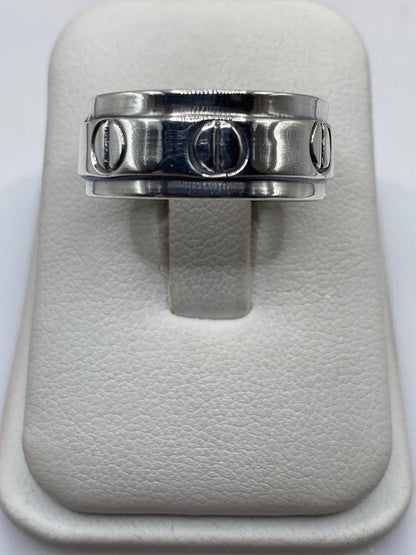 Anillo de plata .925 con sello ovalado grabado en la banda, vista frontal directa
