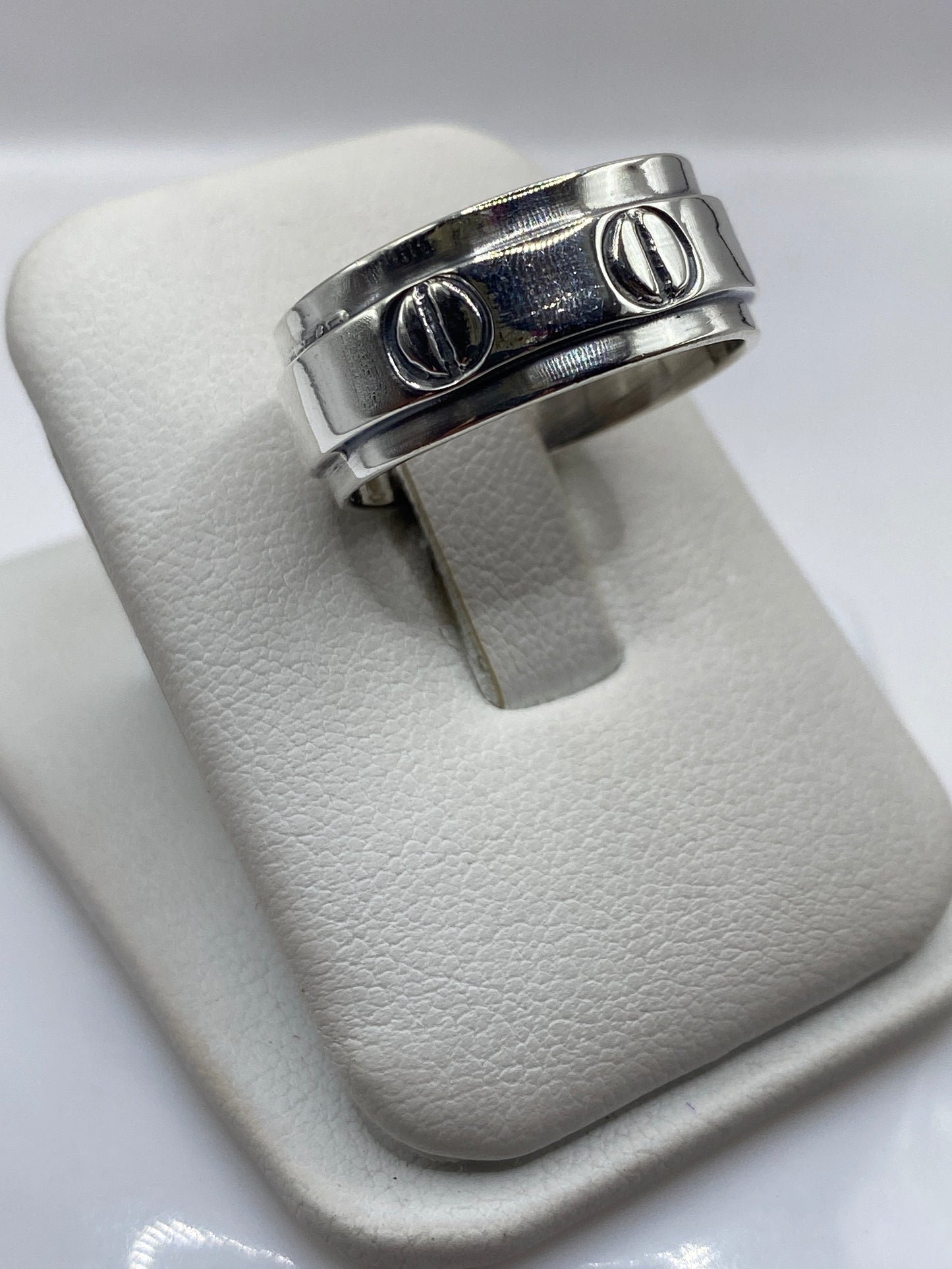Vista frontal del anillo minimalista de plata maciza talla 9