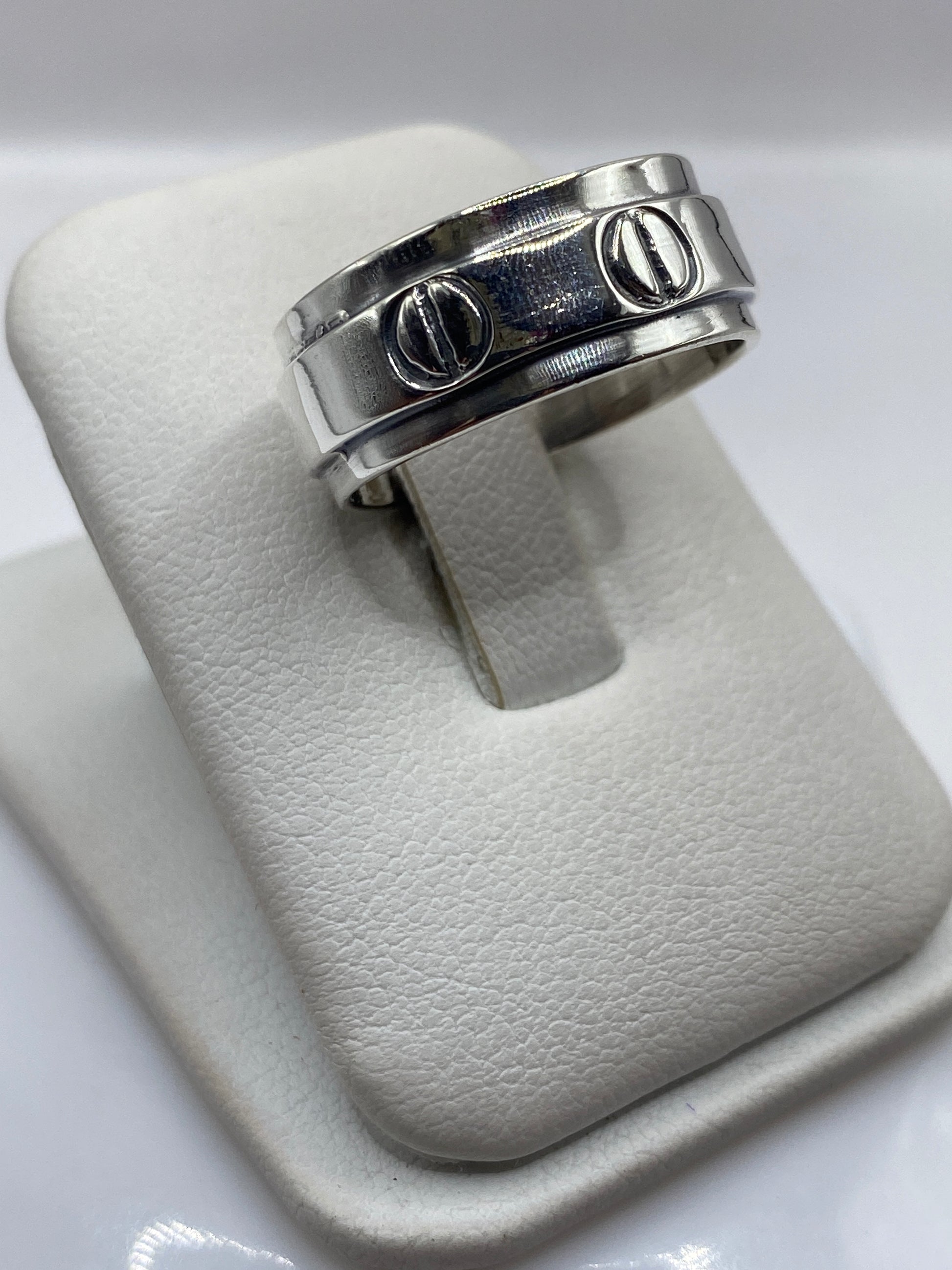 Vista frontal del anillo minimalista de plata maciza talla 9