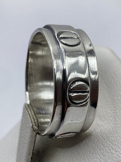 Detalle lateral del sello grabado en el anillo de plata pura