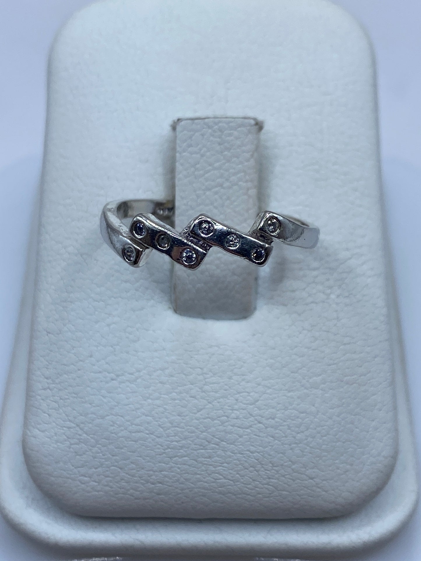 Anillo de plata solitario con circonia blanca en estuche blanco