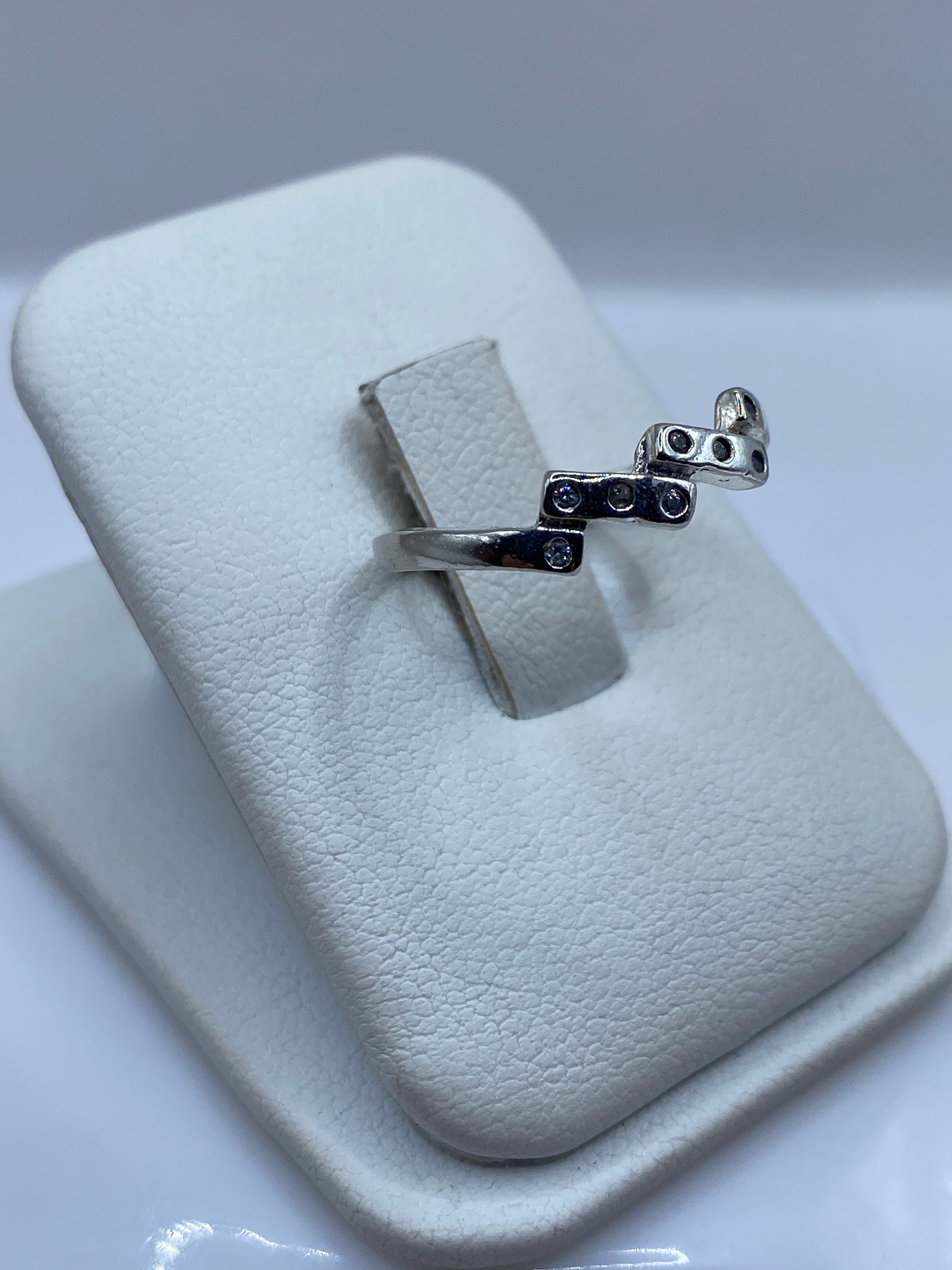 Vista lateral del anillo minimalista en plata .925