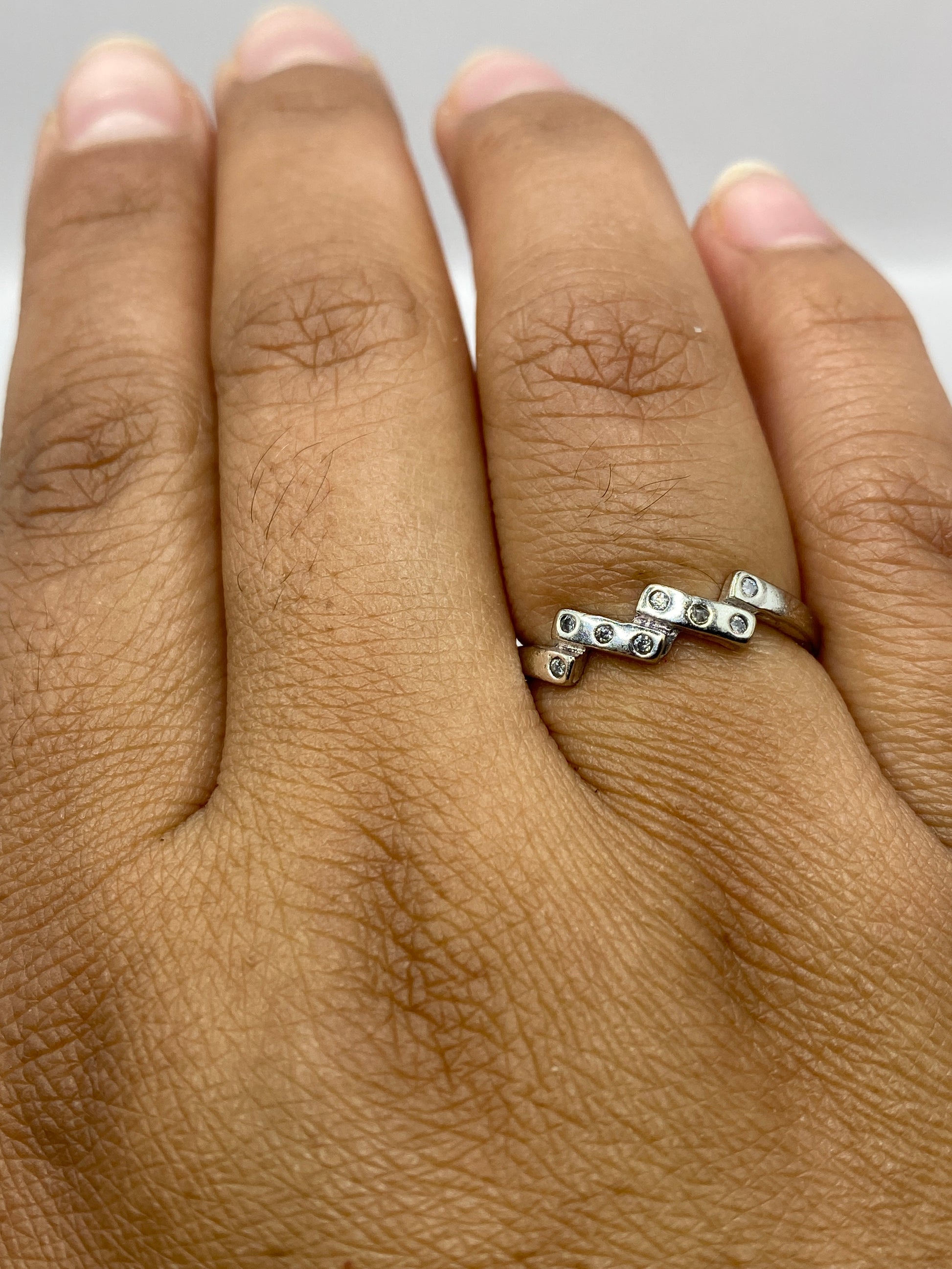 Anillo solitario en la mano mostrando brillo y claridad