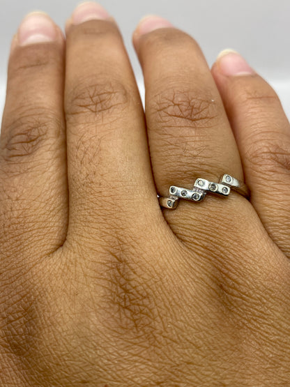 Anillo solitario en la mano mostrando brillo y claridad