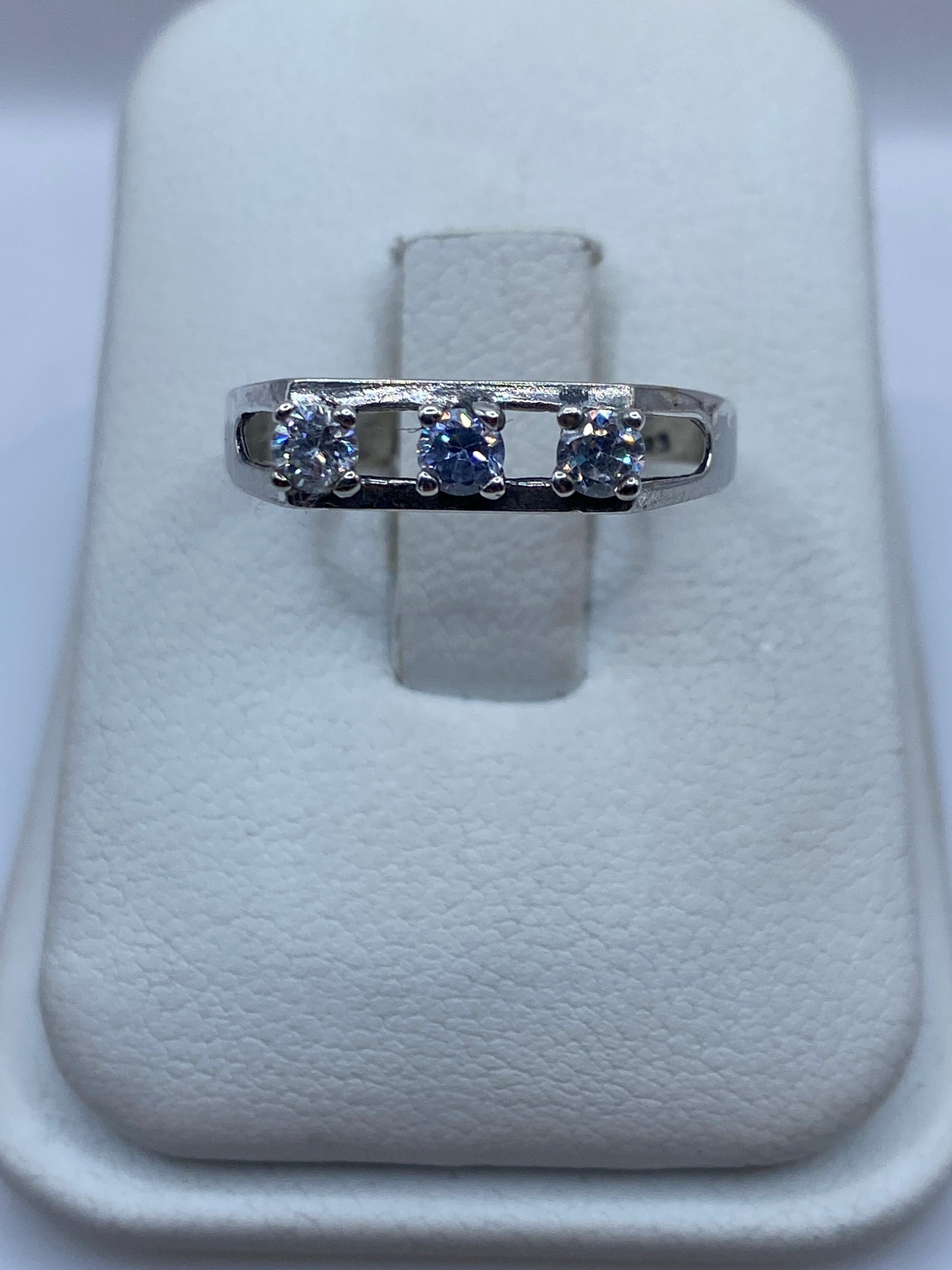 Anillo de plata con circonia blanca brillante visto de frente en estuche de presentación