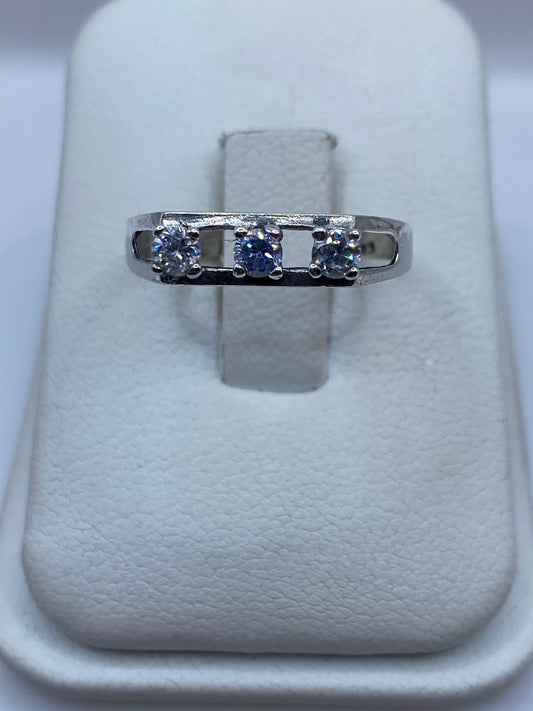 Anillo de plata con circonia blanca brillante visto de frente en estuche de presentación