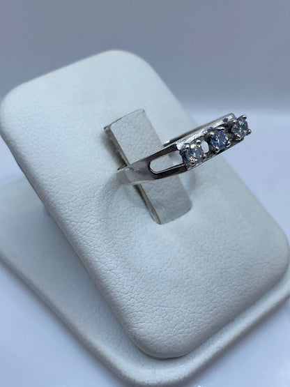 Vista lateral del anillo solitario minimalista en plata .925