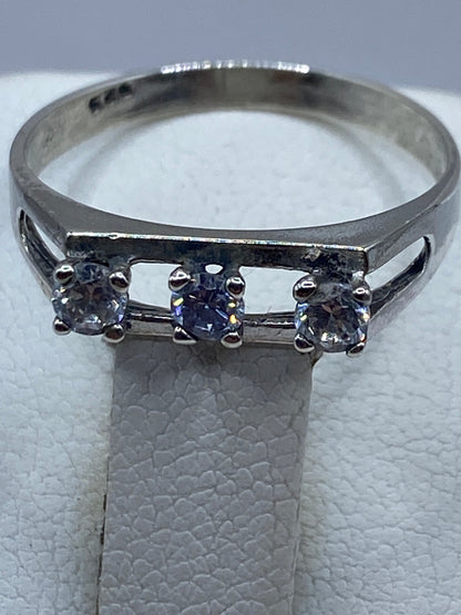 Detalle del engaste de circonia blanca en plata con brillo de espejo
