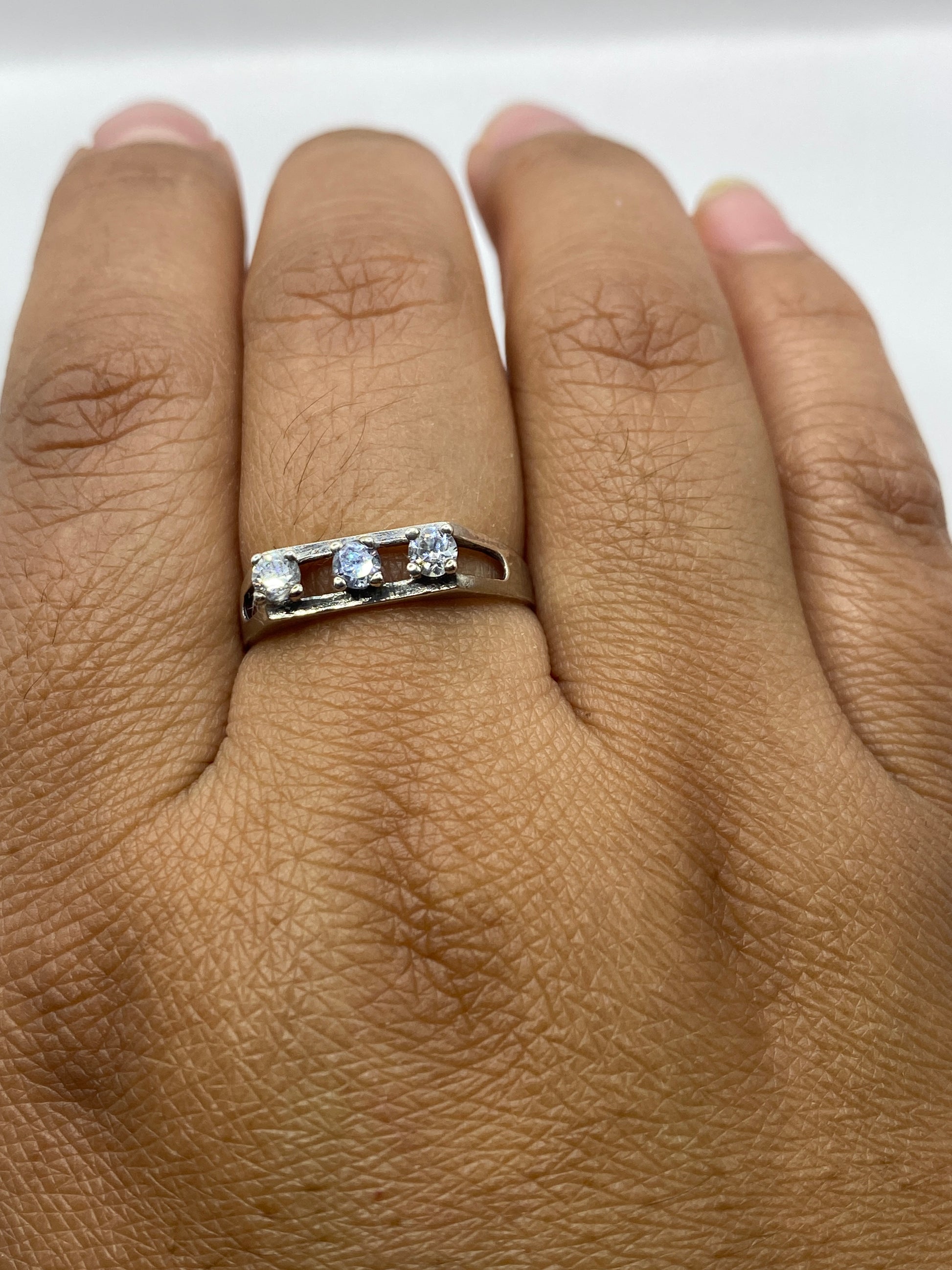 Anillo sobre dedo mostrando el brillo tipo diamante de la circonia blanca
