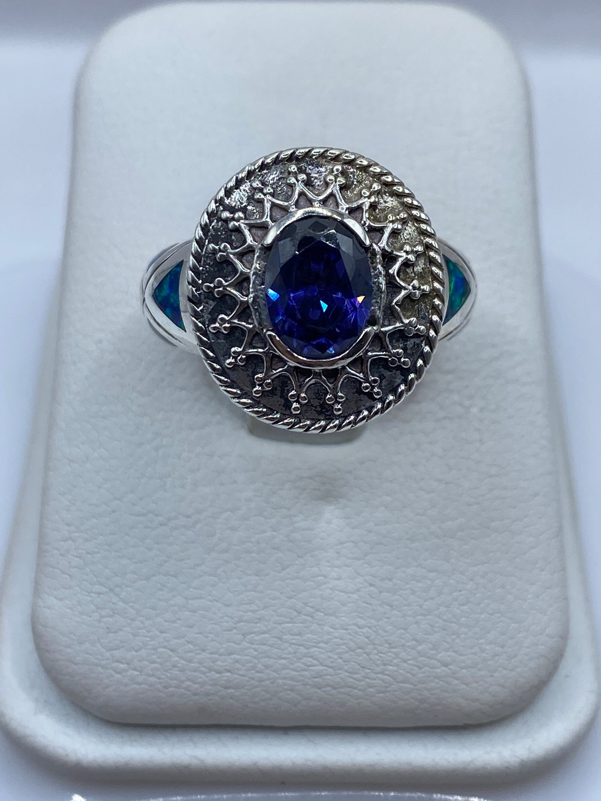 Anillo solitario de plata .950 con ópalo de fuego azul profundo en forma ovalada