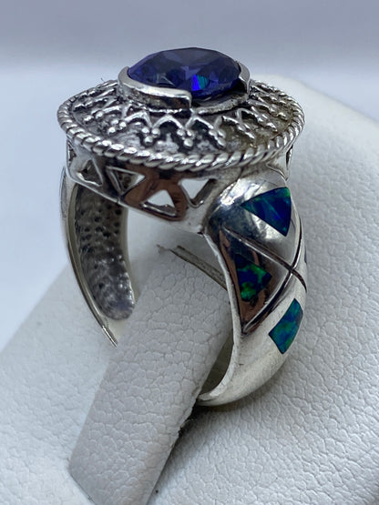 Anillo solitario en la mano mostrando el peso substancial y el engaste artesanal