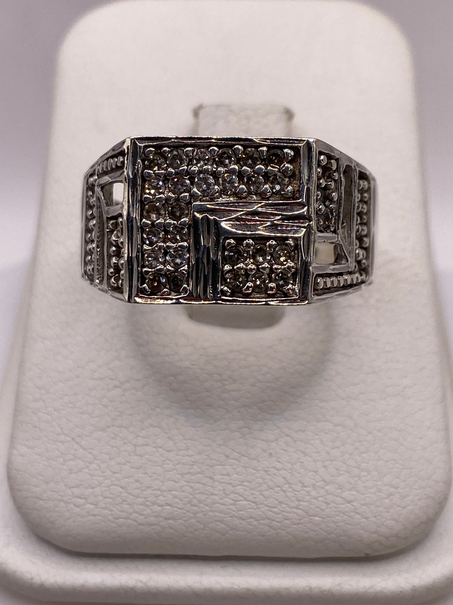Anillo solitario de plata .925 con circonia blanca vista desde arriba sobre fondo blanco