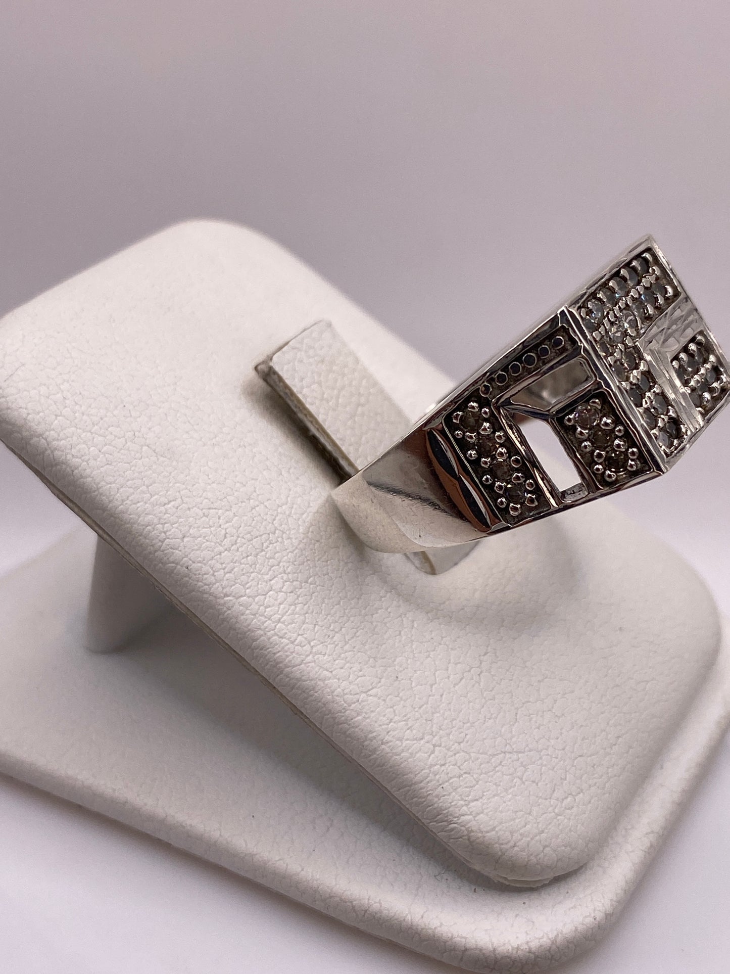 Lateral del anillo con marco cuadrado texturizado y circonia brillante