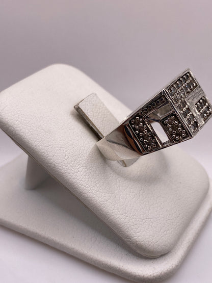 Lateral del anillo con marco cuadrado texturizado y circonia brillante