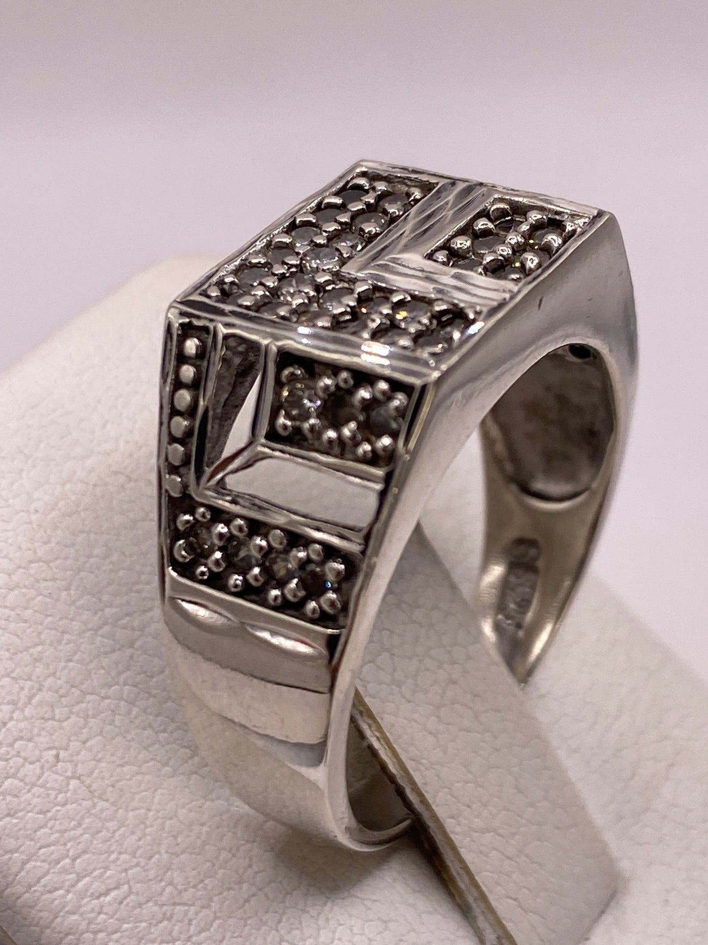 Detalle del interior del anillo mostrando sello .925 MEXICO grabado a mano