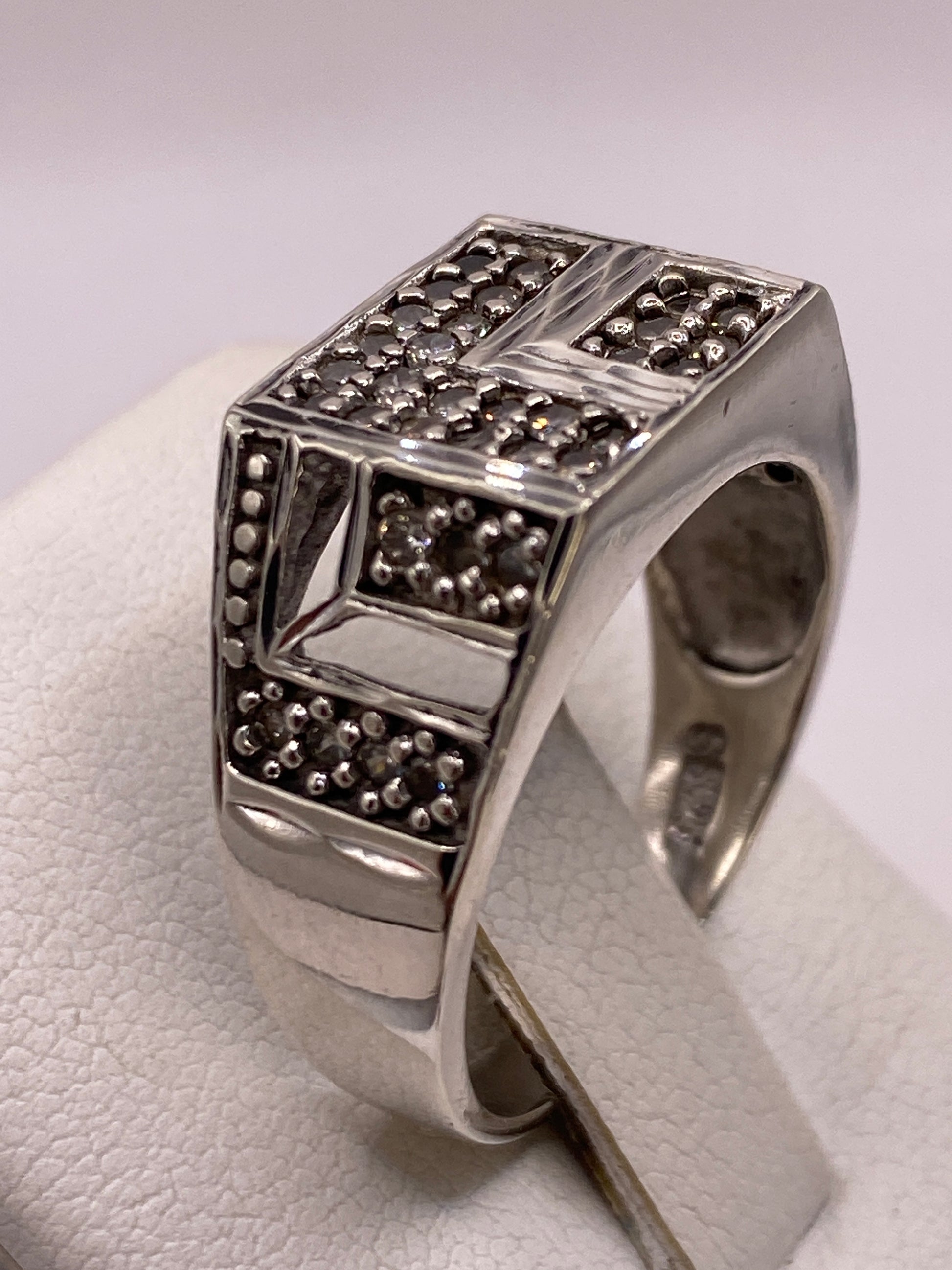 Detalle del interior del anillo mostrando sello .925 MEXICO grabado a mano