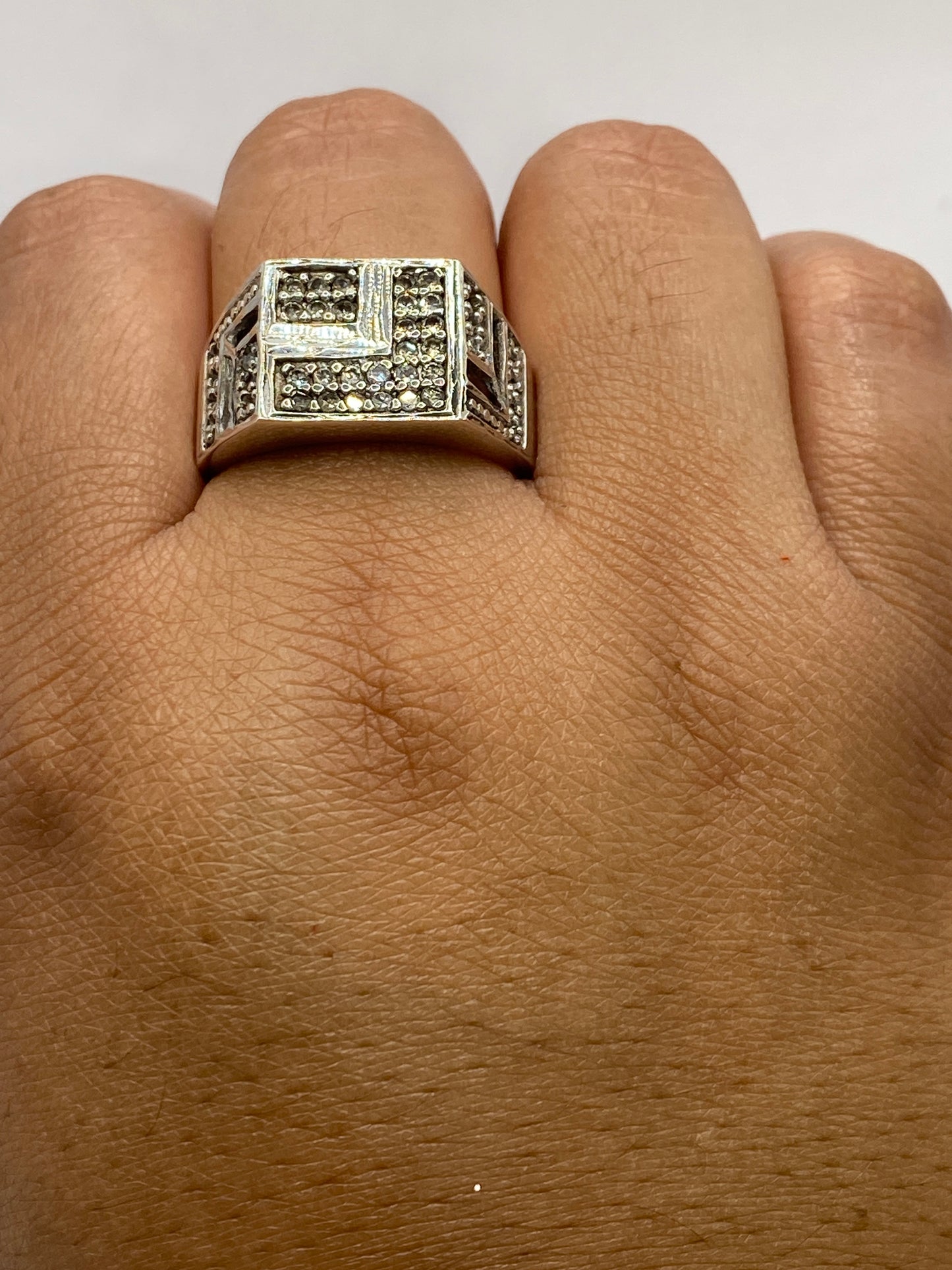 Anillo puesto en dedo masculino exhibiendo proporciones y brillo de la piedra