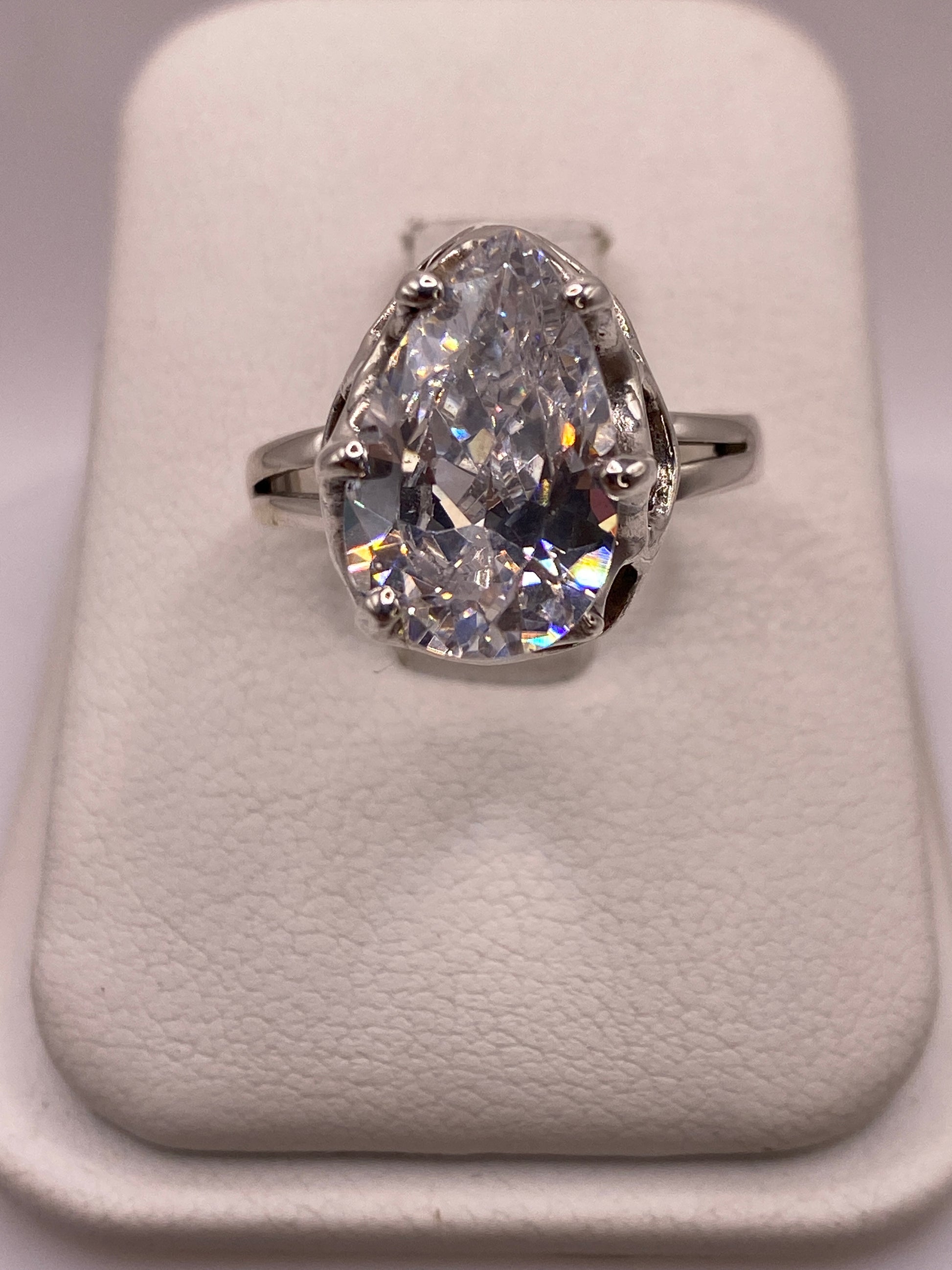 Anillo solitario de plata .925 con circonia blanca lágrima, vista frontal sobre fondo blanco