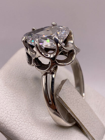 Anillo circonia blanca en forma de lágrima usado en dedo, brillo de diamante en luz natural