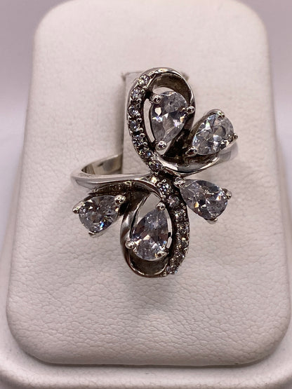 Anillo mariposa de plata .925 con cinco circonias blancas brillantes en engaste a mano, vista frontal